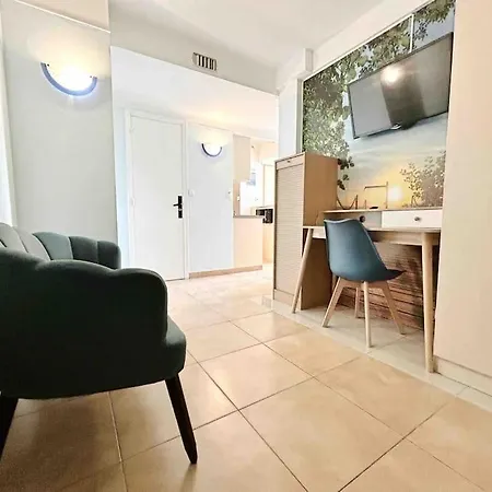 Apartment Le Dulys : 2 Prs, Vue Mer, Clim, 2 Min Plages Antibes